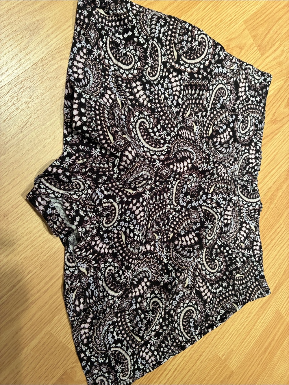 Women’s paisley print elastic waist pleated front shorts with side pockets